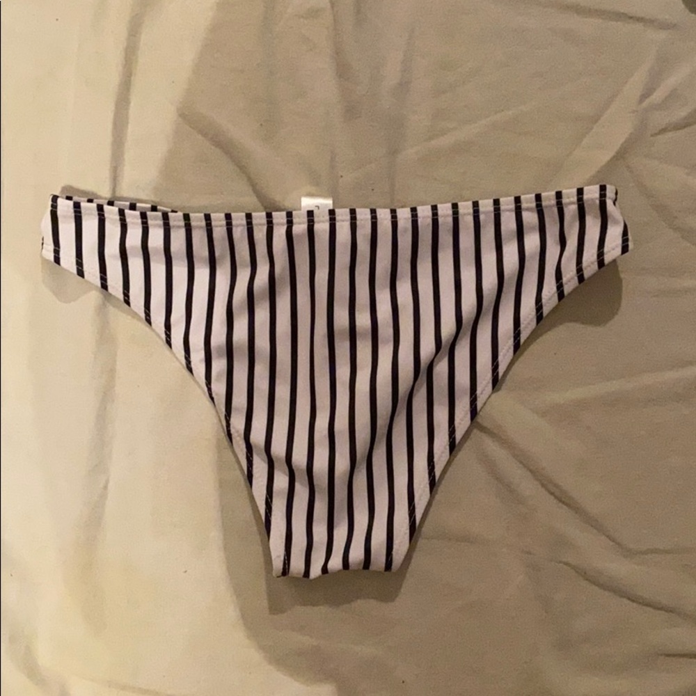 Striped bikini - Picture 3 of 5